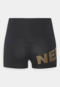 Sorte treningsshorts med høy midje og en skinnende gull "NEED" tekstgrafikk på nedre høyre side. Glatt stofftekstur.
