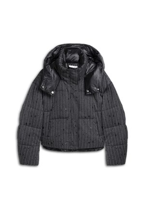 Veste doudoune grise avec un col haut, présentant des rayures verticales, deux poches avant et une capuche noire brillante. Tissu texturé avec des accents.