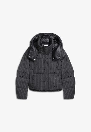 Grau gepufferte Jacke mit hohem Kragen, mit vertikalen Streifen, zwei vorderen Taschen und einer glänzenden schwarzen Kapuze. Texturiertes Material mit Akzenten.