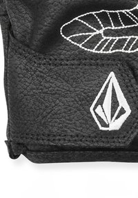 Sort læderpung med en glat tekstur, broderet bladmotiv og en hvid logo. Detaljer inkluderer syninger langs kanterne og geometriske former.