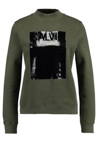 Sudadera de color verde oliva con un gráfico rectangular negro brillante que incluye el texto "CALVIN" y "JEANS". Cuello y puños acanalados. Tela suave.