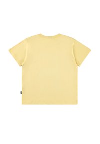 Gul bomull T-skjorte med korte ermer, rund utringning og rett snitt. Har en liten merketag på den nedre sidesømmen.