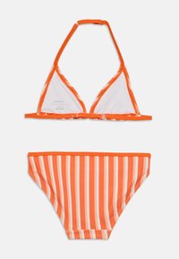 Oransje trekant-bikini topp med hvit innside og matchende høytrukket bunn med store oransje og hvite vertikale striper.