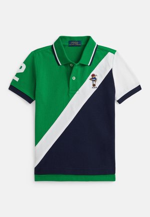 Polo verde e blu navy con striscia diagonale bianca, logo ricamato sul petto sinistro e numero "2" sulla manica destra.