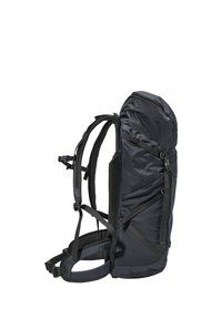 Zaino da escursionismo nero con molteplici cinghie, tasche laterali, spallacci imbottiti e cintura in vita, mostrato di lato su sfondo bianco.