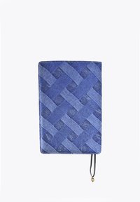 Carnet bleu tissé avec une couverture en denim texturé, de forme rectangulaire, doté d'une fermeture élastique noire avec un accent doré.