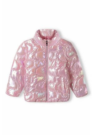 Veste rembourrée rose avec une finition brillante et irisée, dotée d'un col haut, d'une fermeture éclair à l'avant et de deux poches latérales. Design matelassé avec des formes arrondies.