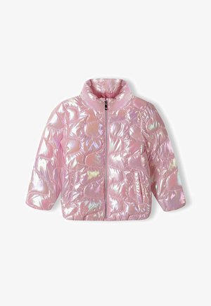 Rosa Puffjacke mit glänzendem, schimmerndem Finish, hohen Kragen, Reißverschluss vorne und zwei Seitentaschen. Gestepptes Design mit abgerundeten Formen.
