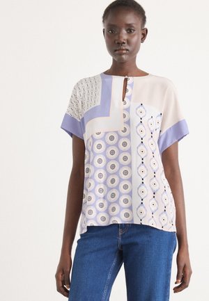 Korte mouwen blouse met een mix van pastelkleuren, geometrische patronen en een keyhole-halslijn. Gemaakt van lichte, gladde stof.
