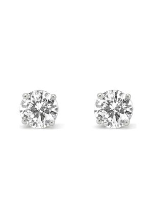 Boucles d'oreilles clous en diamant clair rond, serties sur métal argenté à quatre griffes, présentées côte à côte sur fond blanc.