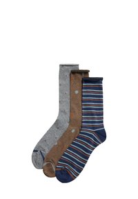 Tres pares de calcetines: grises con pequeños puntos azules, marrones con grandes puntos naranjas y de rayas marinas. Todos presentan una textura de algodón suave.