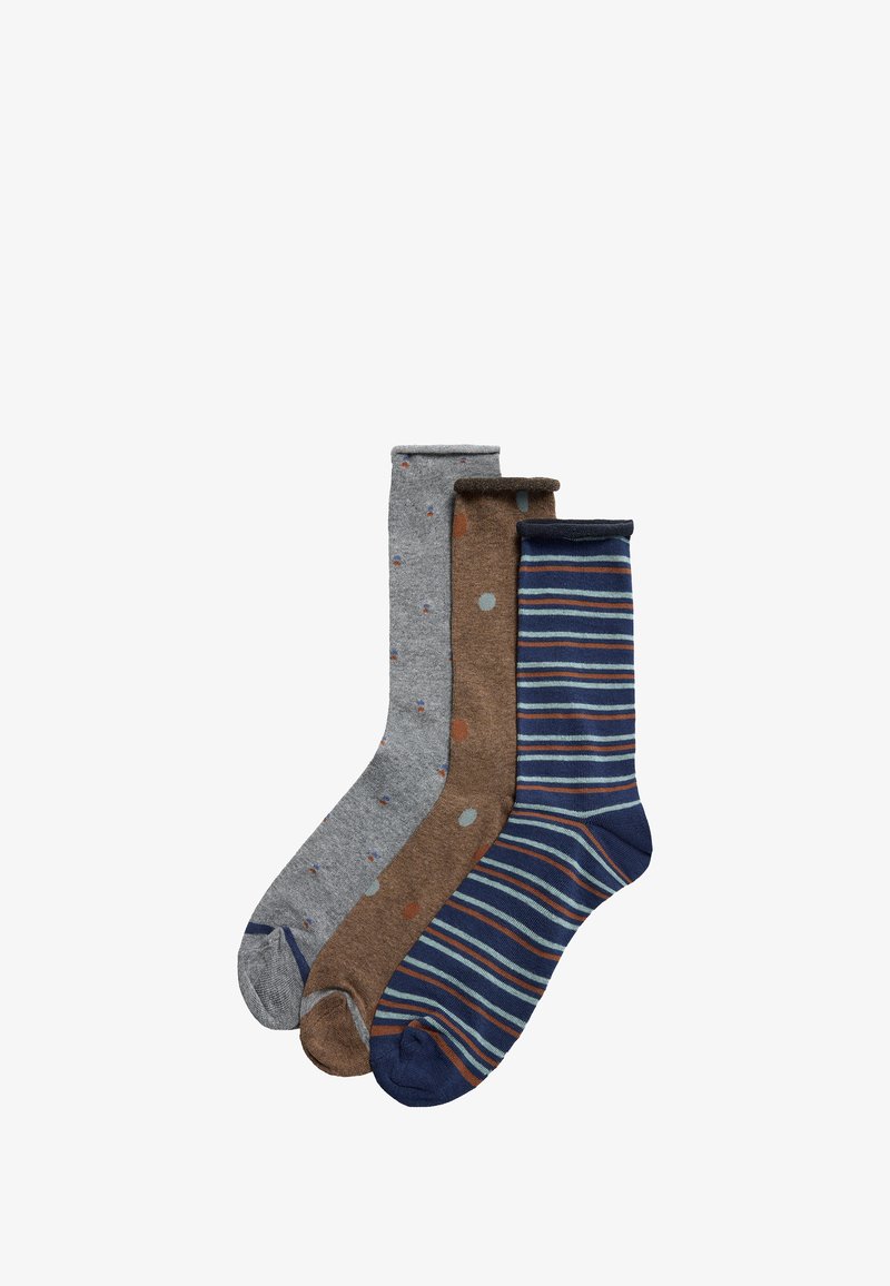 Tres pares de calcetines: grises con pequeños puntos azules, marrones con grandes puntos naranjas y de rayas marinas. Todos presentan una textura de algodón suave.