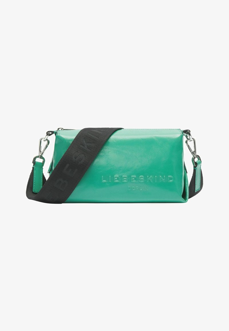 Sac bandoulière en cuir vert avec un design rectangulaire, détails de logo et une bandoulière noire avec des accents de motif texturé.