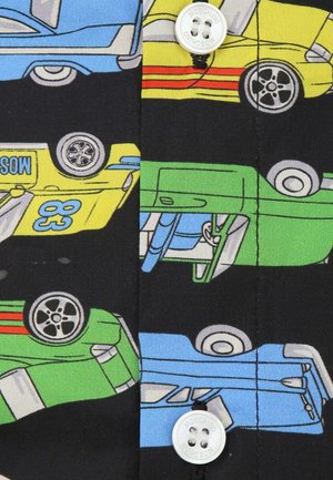 Farverige vintagebiler i blå, gul og grøn arrangeret i et gentaget mønster på sort stof med hvide Moschino-knapper.