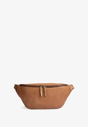 Riñonera de cuero marrón con forma curva, cierre con cremallera en la parte superior y tiradores de cremallera dobles. Presenta una textura suave y un diseño minimalista.