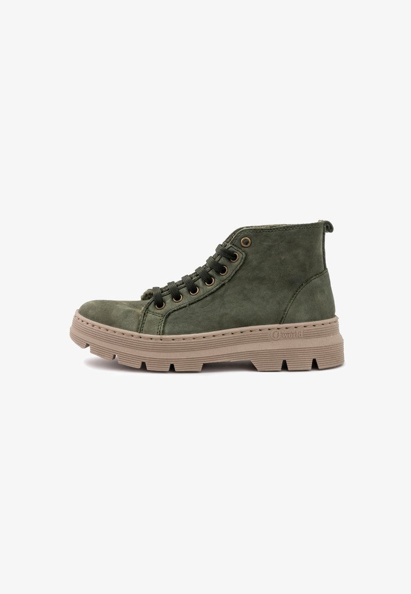 Botine verzi din suede cu vârful rotund, ochiuri metalice și talpă groasă, texturată, bej, cu striații adânci pentru aderență.