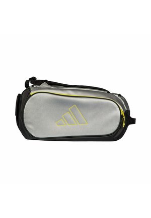 Borsa sportiva da viaggio argento e nera con cerniera gialla e logo Adidas, vista di lato su sfondo bianco.