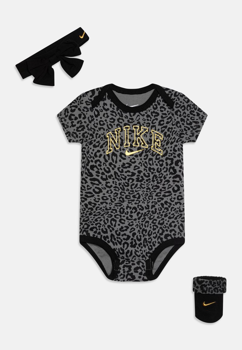 Nike Sportswear GIRLS SPIRIT Print Tshirt black Zalando