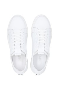 Weiße Leder-Sneaker mit einem niedrigen Design, das eine glatte Textur, traditionelle Schnürung und eine Schlaufe für einfaches Anziehen aufweist.