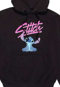 Černá mikina s kapucí, na které je modrý grafický motiv Stitch s velkýma ušima a usměvavou tváří, vedle růžového textu "Stitch" v retro písmu.