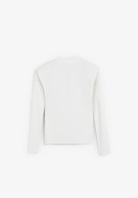 Top blanco de manga larga hecho de tejido acanalado, con escote redondo y corte recto. Diseño minimalista sin patrones adicionales.