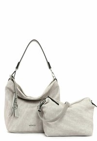 Ensemble de sacs à main gris clair en tissu, présentant une forme décontractée, des anses foncées contrastantes, des fermetures éclair et un accent pompon sur le sac plus grand.