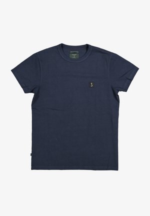 Marineblauwe katoenen t-shirt met een ronde hals, korte mouwen en een klein zwart vierkant logo op de linkerborst. Zachte textuur.
