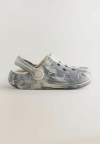 Sabots avec un motif abstrait gris et blanc, fabriqués en matériau léger, dotés d'une doublure en polaire confortable et de trous de ventilation, avec une sangle à l'arrière.