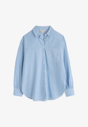 Niebiesko-biała koszula zapinana na guziki, uszyta z materiału o gładkiej fakturze, z kieszonką na piersi i zaokrąglonym dołem. Długie rękawy.