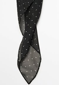 Foulard nero a pois realizzato in tessuto leggero. Presenta una texture trasparente e piccoli pois bianchi disposti uniformemente sulla superficie.
