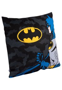 Cuscino con design di Batman in blu, grigio e giallo su uno sfondo nero con un motivo di pipistrelli. Tessuto morbido con forma quadrata.