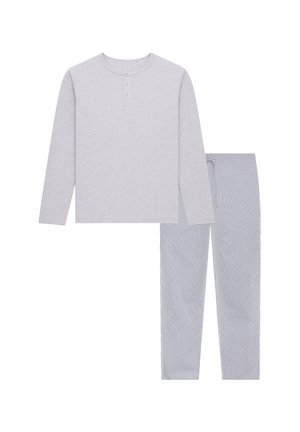 Camisa de manga larga gris claro con un escote que presenta tres botones, combinada con pantalones de rayas azules y blancas, con cintura elástica y corte recto.