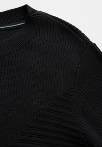 Maglione a coste nero con collo rotondo, caratterizzato da un design testurizzato su un lato e cuciture di contrasto azzurro chiaro al collo.