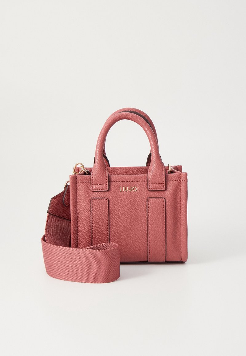 Petit sac à main rose texturé avec deux poignées, une large bandoulière et le logo doré "LIU·JO" sur le devant.