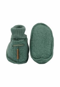 Grüne Filzslipper mit einem gestrickten Bündchen und einem Lederanhänger; runde Zehenform und weiche Textur, ausgelegt für Wärme und Komfort.