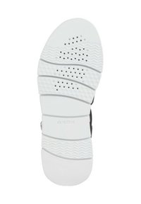 Suola in gomma bianca caratterizzata da un design testurizzato con perforazioni, scanalature curve e un logo Geox vicino al tallone.