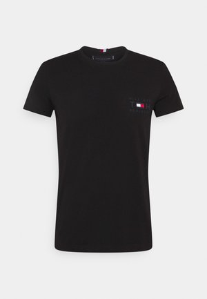 T-shirt noir à manches courtes et col rond avec petit logo et texte Tommy Hilfiger sur la poitrine gauche.