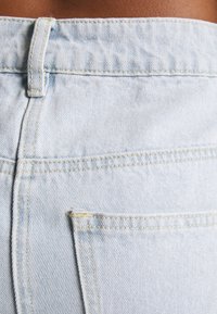 Vintage Supply RAW HEM - Calções de ganga - light wash