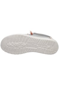 Suela de zapatilla blanca con un patrón de agarre texturizado. Presenta una parte superior de tela gris y elementos coloridos, con la marca visible en la parte inferior.