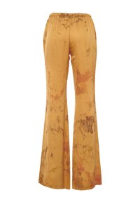 Pantaloni a gamba larga gialli con vita elasticizzata, caratterizzati da un motivo marmorizzato nei toni di arancione e marrone. Tessuto morbido e liscio.