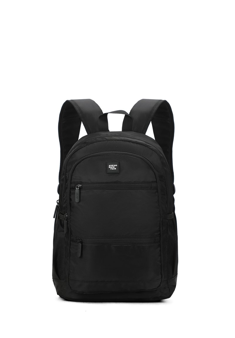 Zaino nero con spallacci imbottiti, tasca frontale con zip, tasche laterali in rete e una superficie in tessuto liscia e resistente.