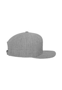Szürke snapback sapka textúrált, heathered anyaggal. Lapos karimával rendelkezik, és hátul állítható csattal záródik, biztos illeszkedés érdekében.