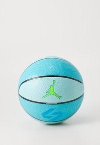Lyseblå basketball med tekstureret overflade, prydet med sorte striber og et grønt Jumpman-logo. Indendørs/udendørs brug angivet nederst.