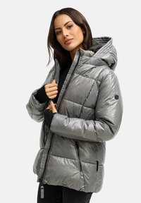 Gepolsterte, silberne Steppjacke mit Kapuze, ausgestattet mit einem durchgehenden Reißverschluss und seitlichen Taschen. Hergestellt aus glänzendem, leichtem Material mit einer glatten Textur.