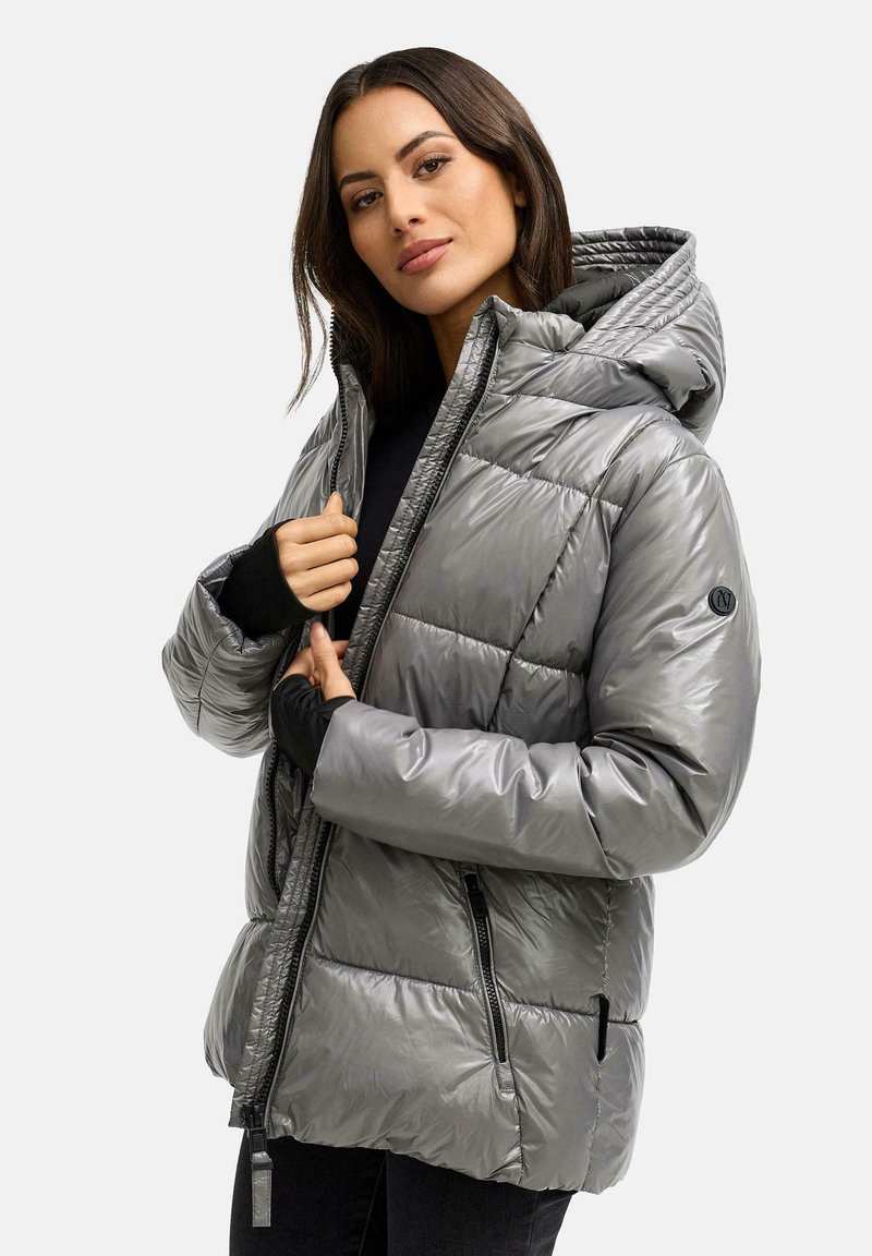 Vadderad, silverfärgad puffjacka med huva, som har en fullständig dragkedja och sidfickor. Tillverkad av ett glänsande, lätt material med en slät textur.