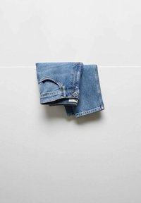 Jeans de denim azul doblados con un diseño clásico, que presentan un bolsillo lateral, costuras visibles y un dobladillo deshilachado en la parte inferior de la pierna.