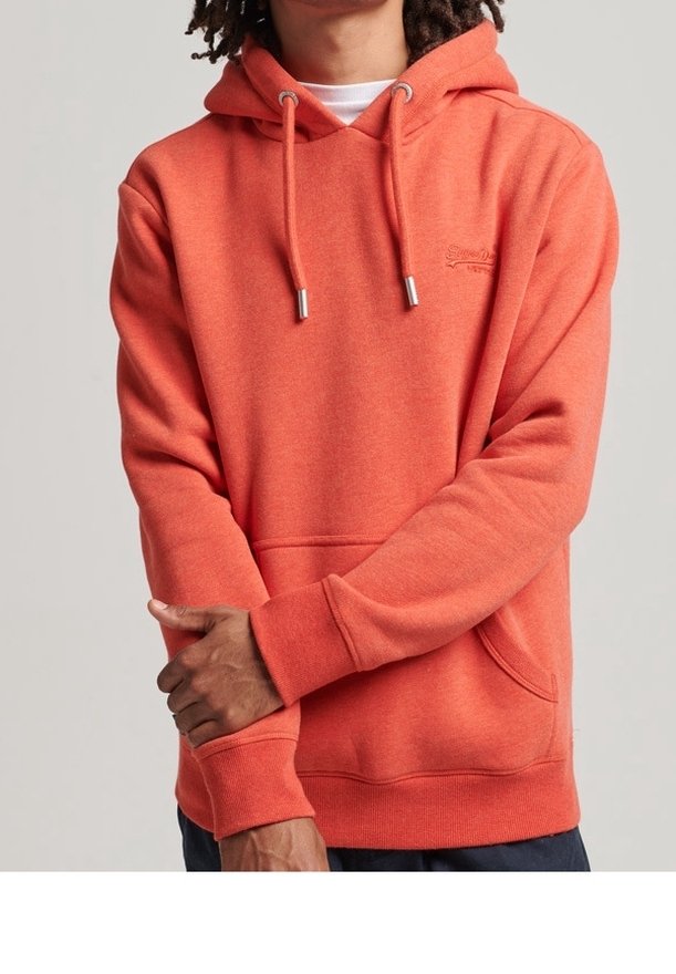 Sudadera naranja con bolsillo delantero, capucha con cordón y puños acanalados. Presenta bordado del logo en el pecho. Textura suave.