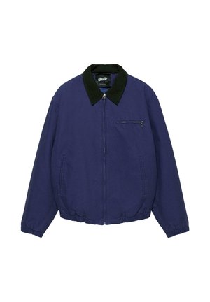 Marineblaue Jacke mit Reißverschluss, schwarzem Kragen, elastischen Bündchen und Saum, vordere Reißverschlusstasche auf der Brust und zwei seitlichen Taschen.