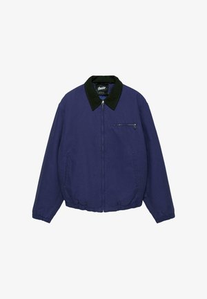 Tmavomodrá bundu na zips s čiernym golierom, elastickými manžetami a lemom, predným vreckom na zips na hrudi a dvoma bočnými vreckami.