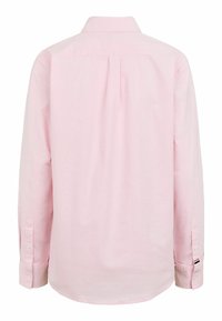 Světle růžová košile s dlouhým rukávem, špičatým límcem, jedním zadním skladem, zapínáním na knoflíky na rukávech a jemnou texturou. Na přední straně nejsou viditelné žádné designové detaily.